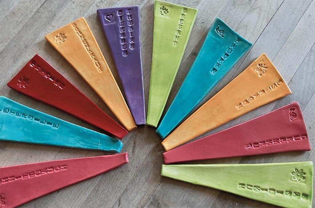 Farbige glasierte Kräuterstecker aus Keramik