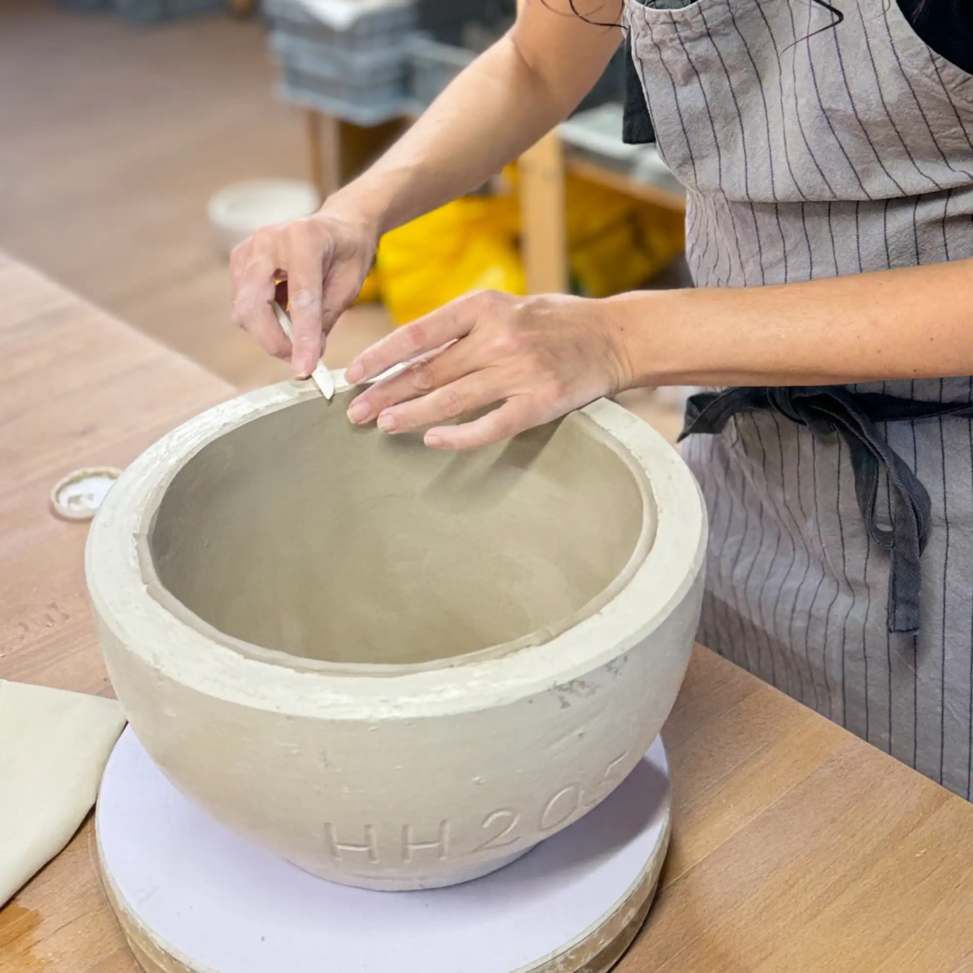Hände formen eine Keramikschale im Offenen Atelier
