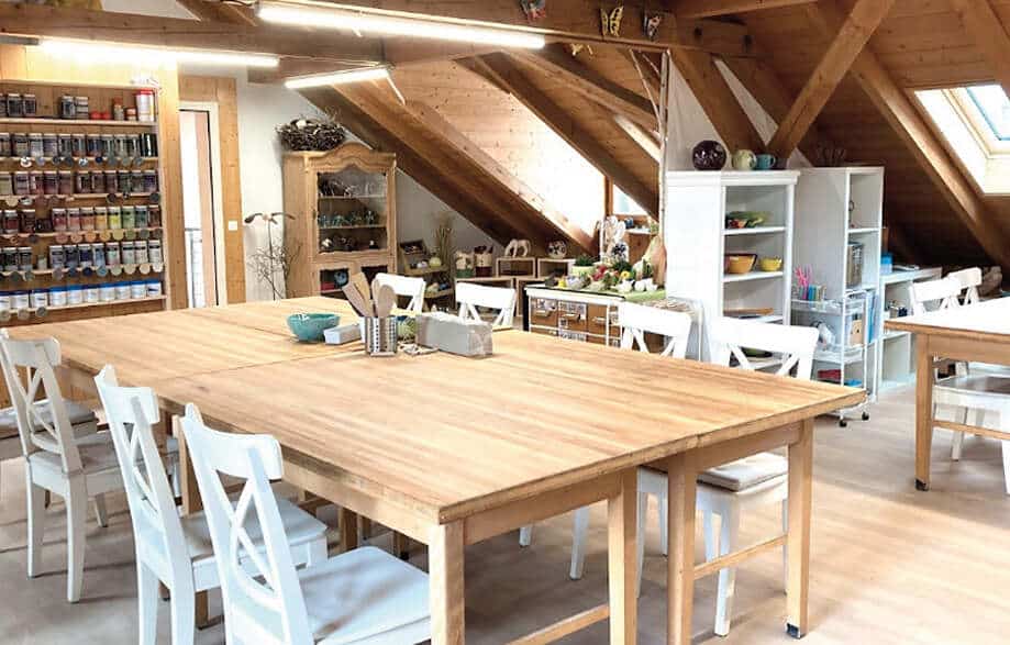 HerzART Atelier Weisslingen mit Arbeitsplätzen und Materialregal