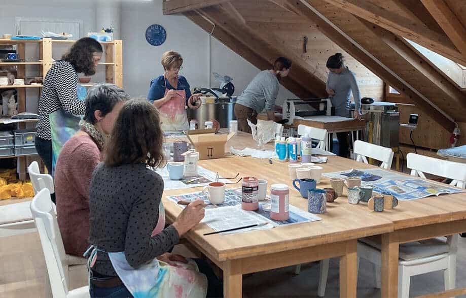 Menschen gestalten Keramik im Offenen Atelier im HerzART Atelier Weisslingen