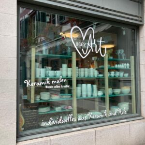 Schaufenster des HerzART Ladens Winterthur mit Keramik zum Bemalen
