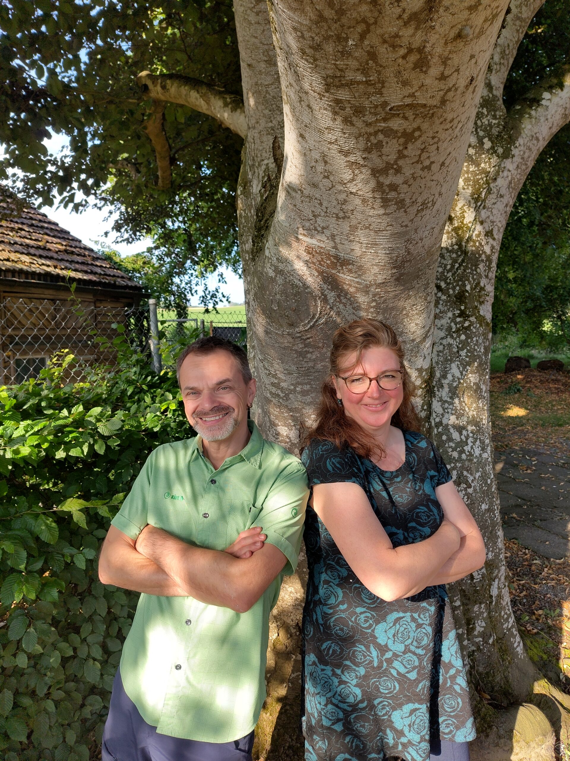 Sergio Filosofo und Sara Diener vor einem grossen Baum