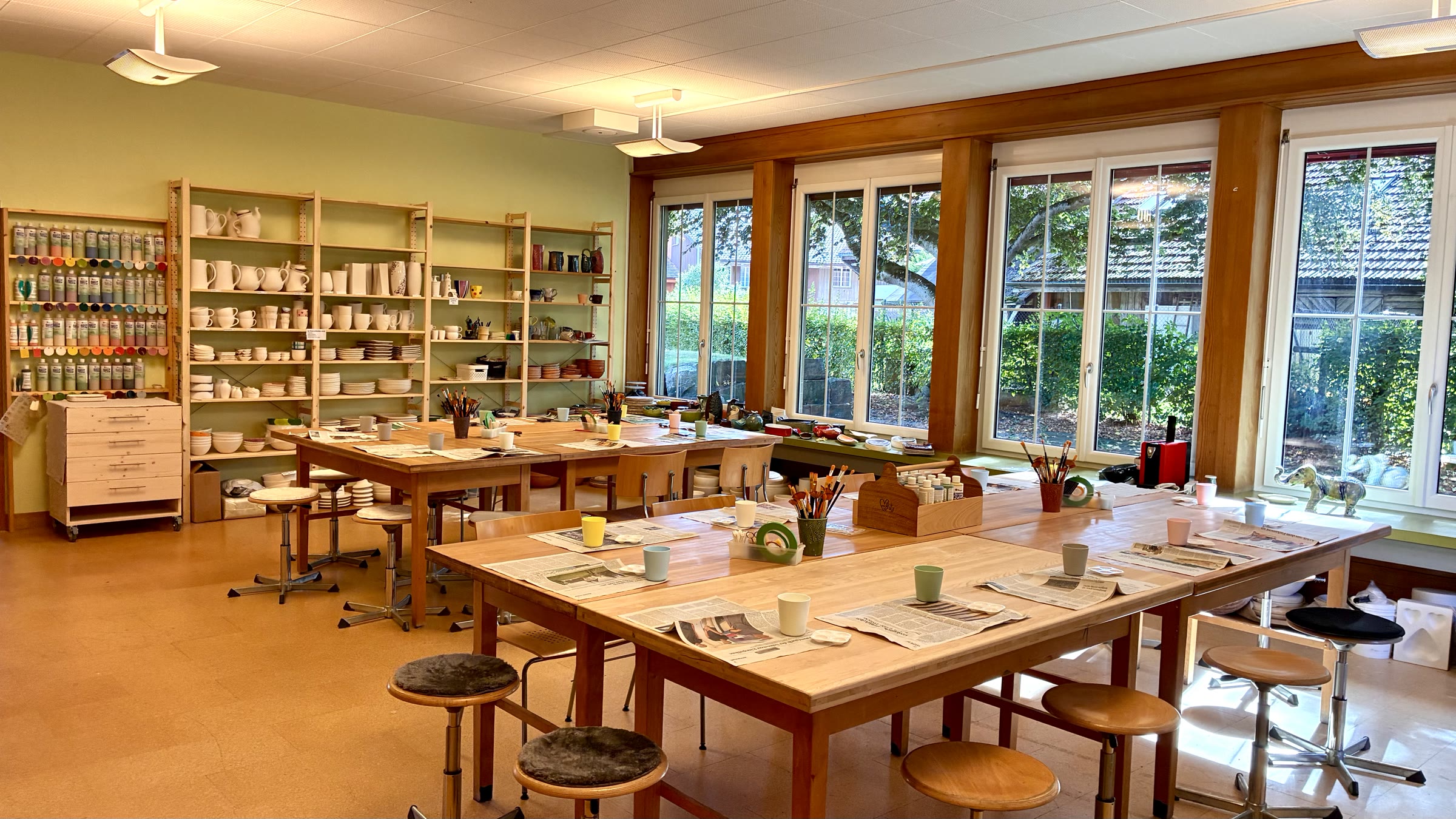 HerzART Atelier Weisslingen mit Arbeitsplätzen und Materialregal